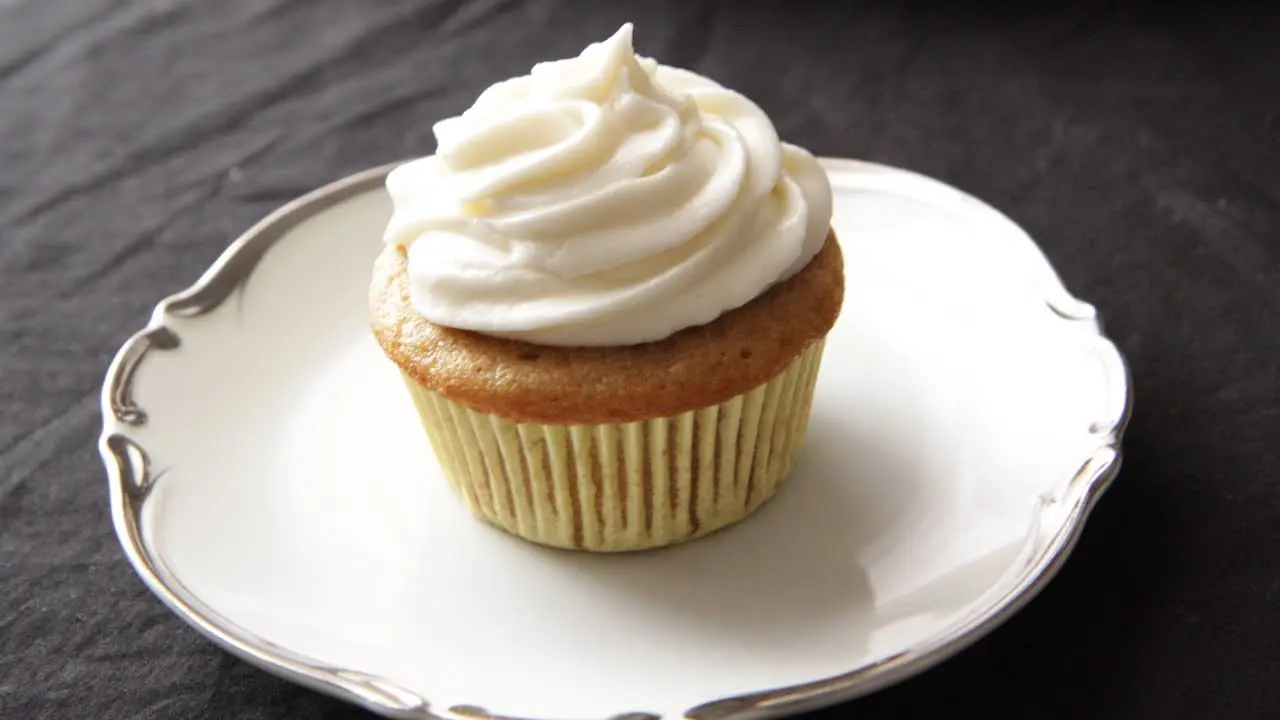 Best Vegan Vanilla Cupcakes Recipe (Light & Fluffy)