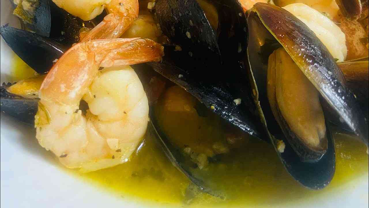 Hearty Shrimp & Mussels Stew (Easy One-Pot Seafood Cioppino)