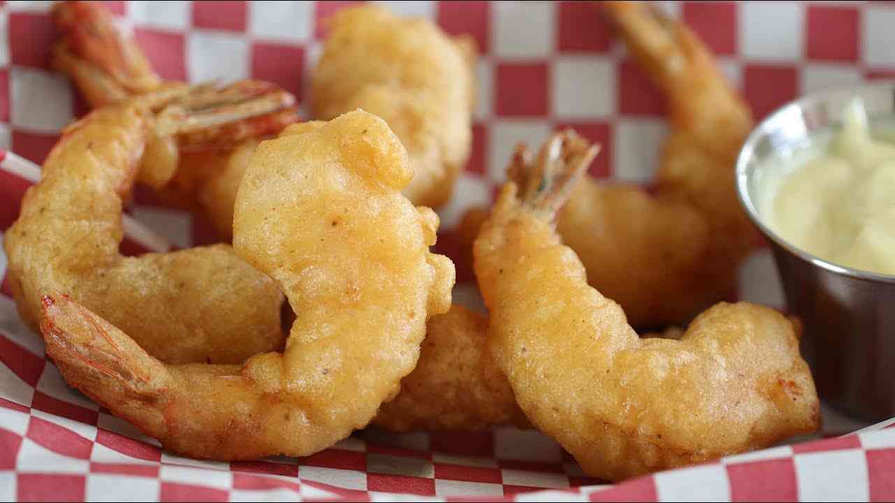 Crispy Beer Battered Shrimp Recipe (Light, Crunchy & Flavorful)