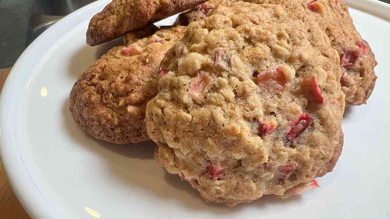 Sweet-Tart Rhubarb Bliss Cookies