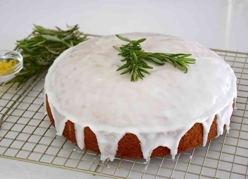 Rosemary’s Bakery–Style Whipped Cream Cake (Copycat)
